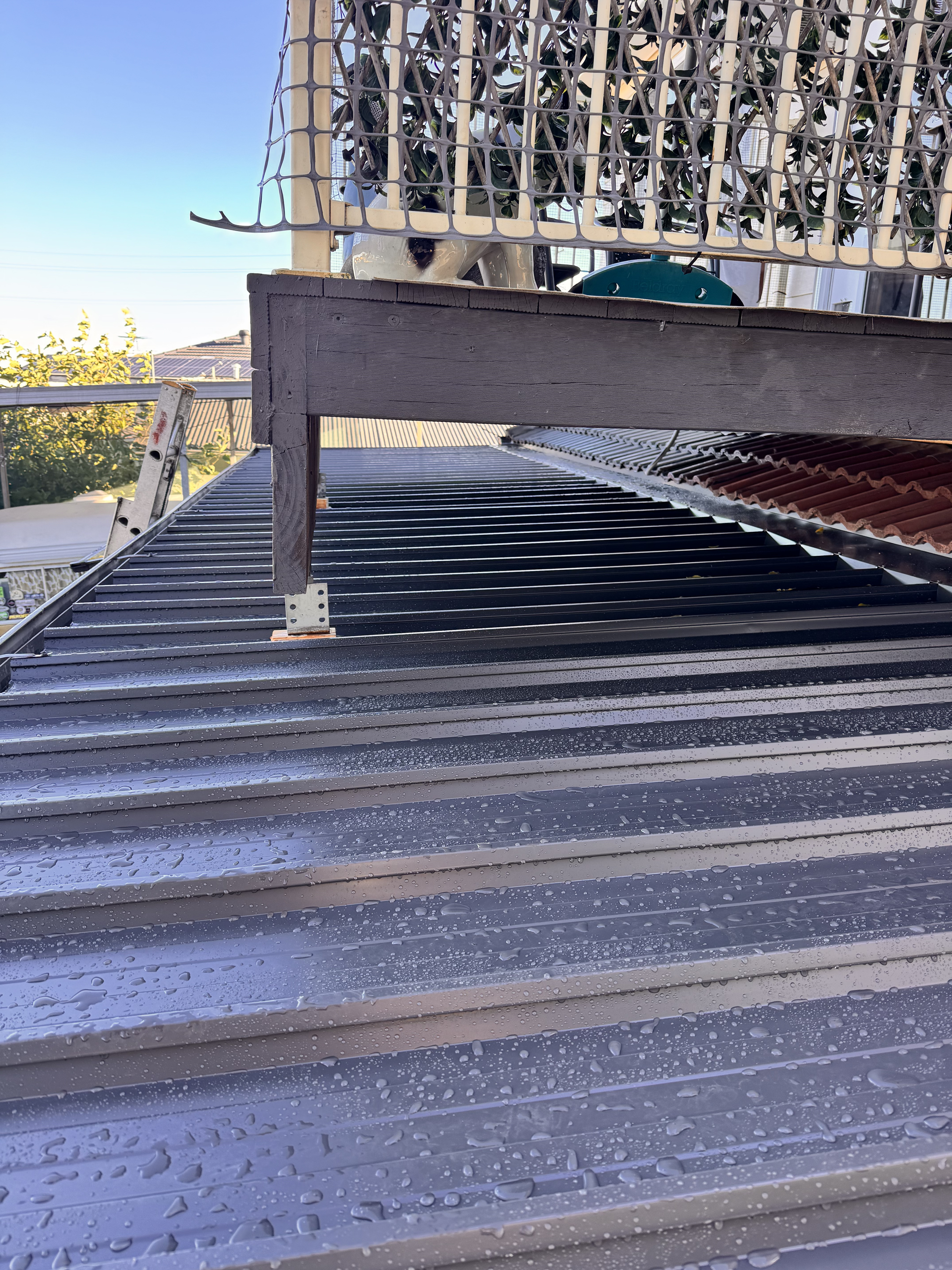New Kliplok roof with ceiling joist supports — balcony retained, no demolition required